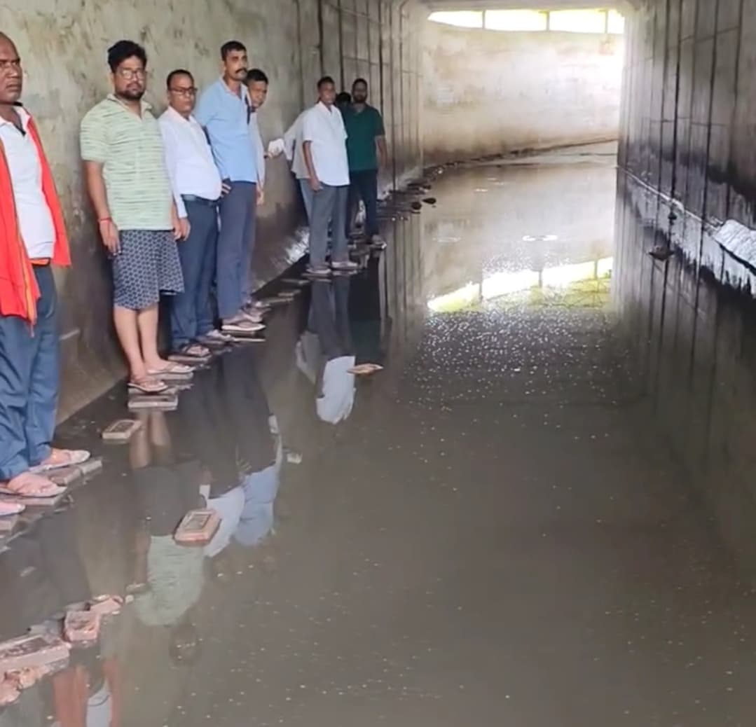 Saran News : ब्रह्मपुर रेलवे अंडरपास में घुसा घुटने भर पानी, हजारों घरों के लोगों का आवागमन ठप्प