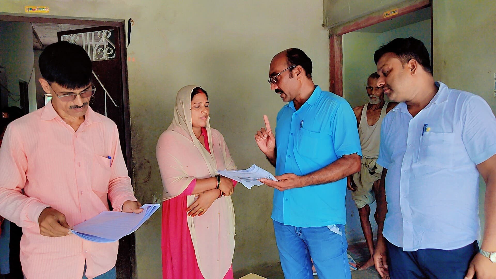 मतदाता पुनरीक्षण के दौरान बीएलओ व सहायक को भरोसा दिला रहीं महिलाएं