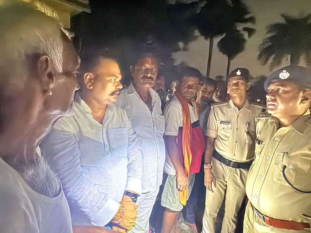 Saran News : युवक ने सरेराह आठ लोगों को मारा चाकू, गुस्साये ग्रामीणों ने कर दी पिटाई, हुई मौत