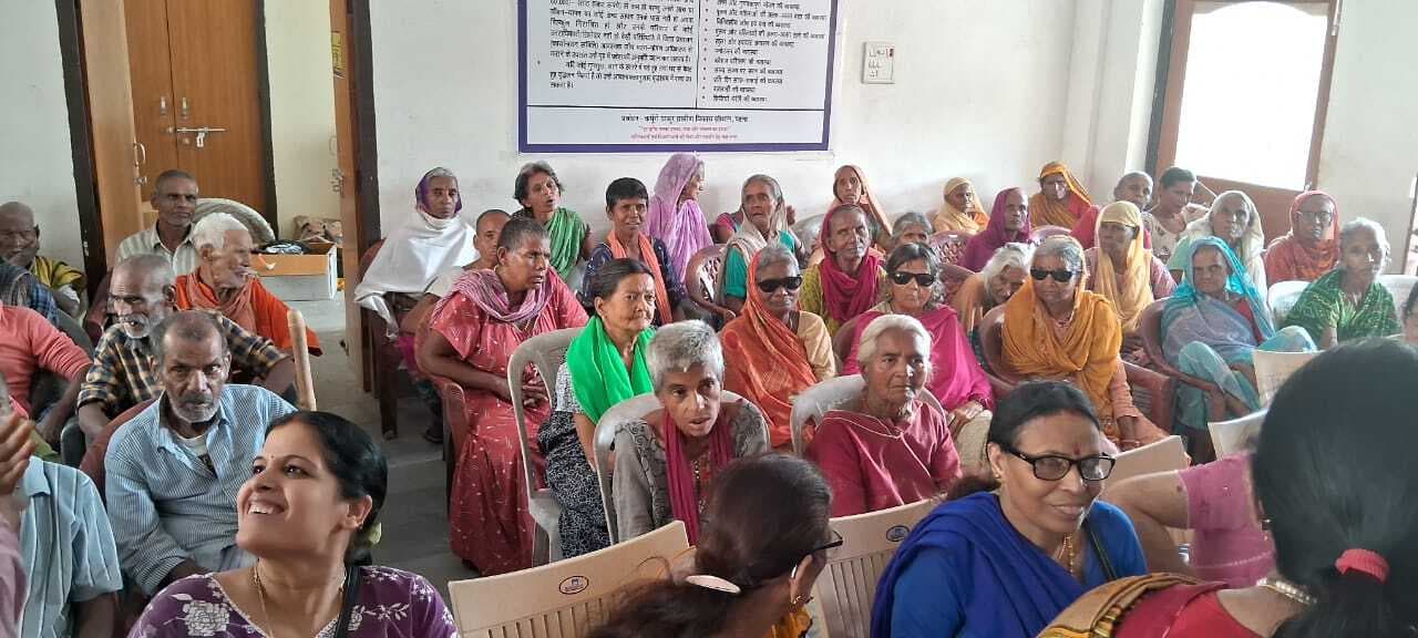 आश्रम में बुर्जुर्गों के साथ मनाया रक्षाबंधन