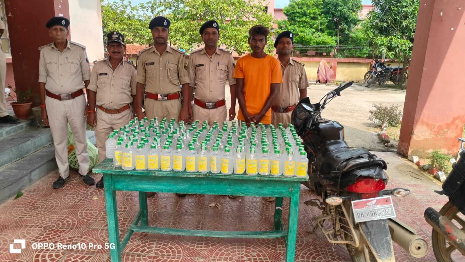 Motihari : जितना में 120 बोतल नेपाली शराब व बाइक के साथ तस्कर गिरफ्तार