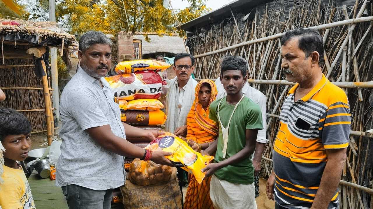 Samastipur News:सामाजिक कार्यकर्ता ने जरूरतमंद परिवार को दी राशन सामग्री