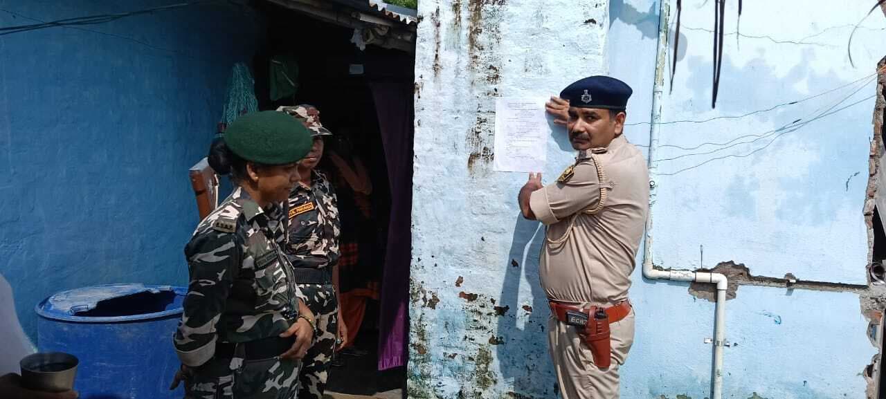 Motihari : आकाश हत्याकांड के मुख्य आरोपी के घर चिपकाया इश्तेहार