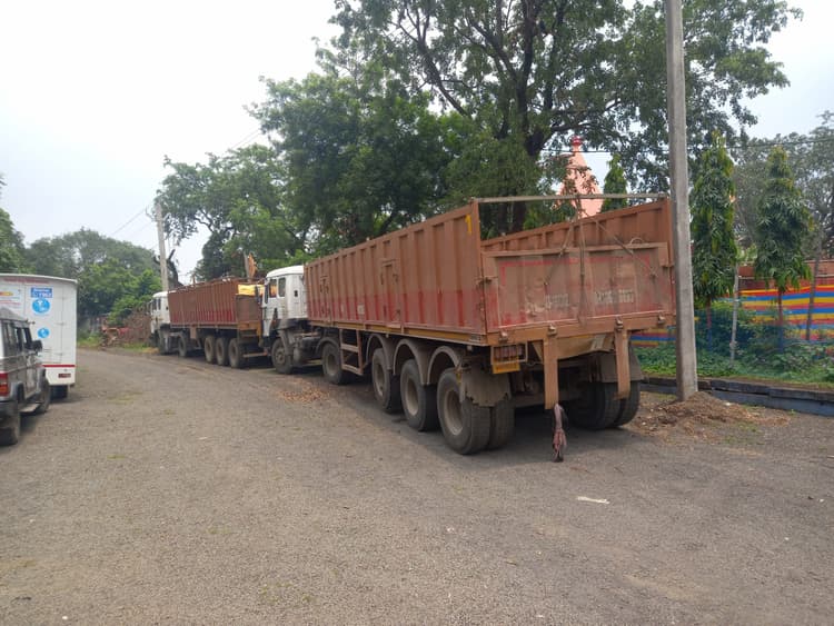 पाकुड़िया में राजस्व चोरी का मामला उजागर, चार ट्रेलर जब्त