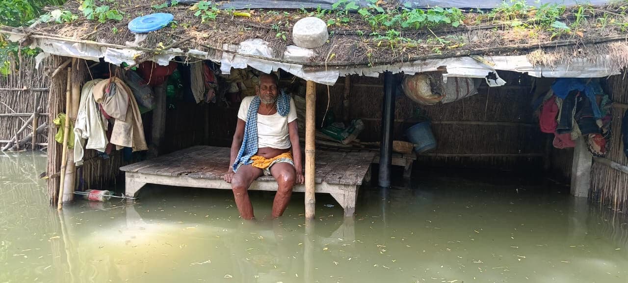 Samastipur News: 85 वर्षीय बुजुर्ग ने जल भराव के बावजूद नहीं छोड़ा घर