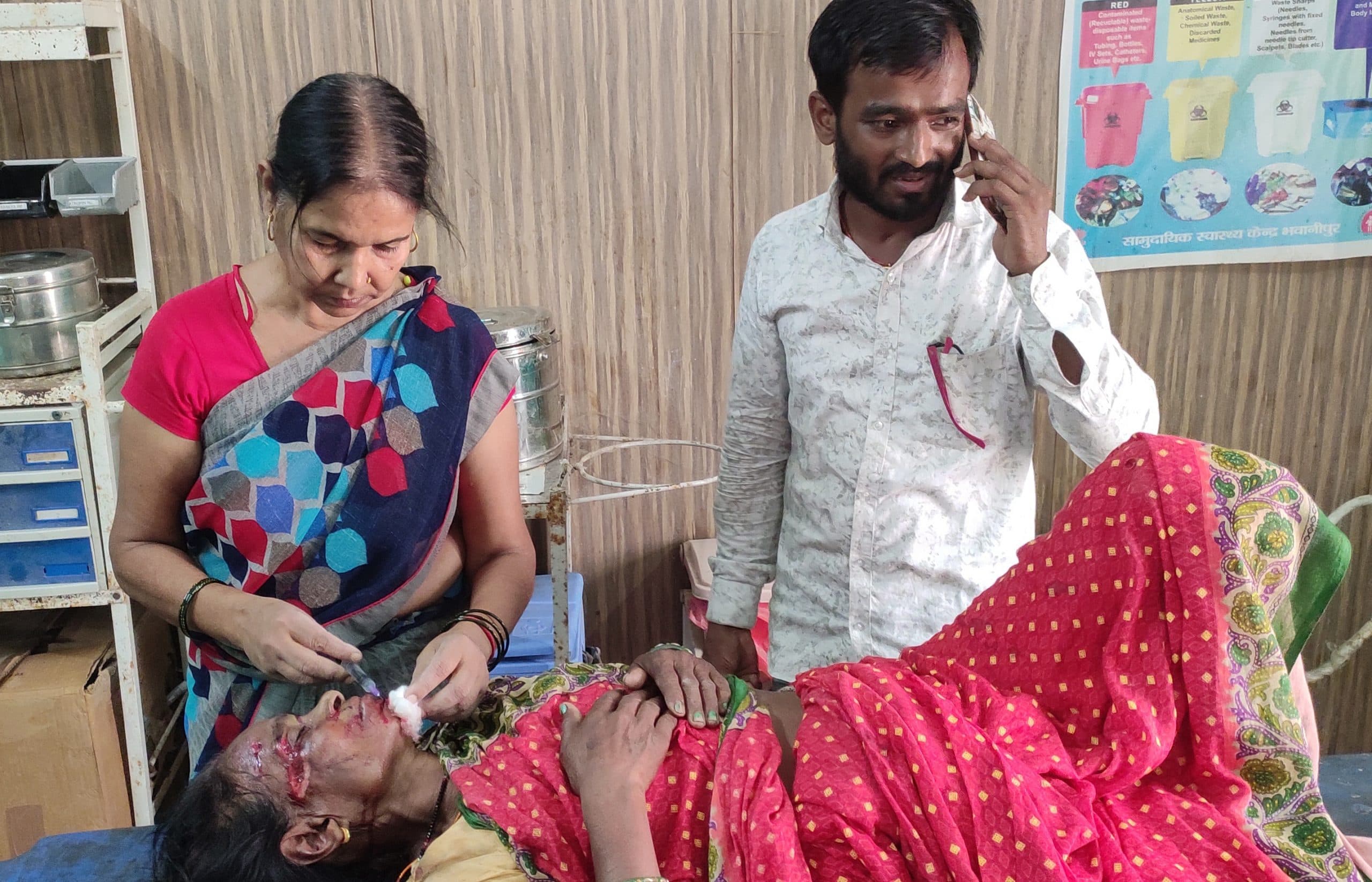 दो बाइक की टक्कर में महिला गंभीर रूप से घायल