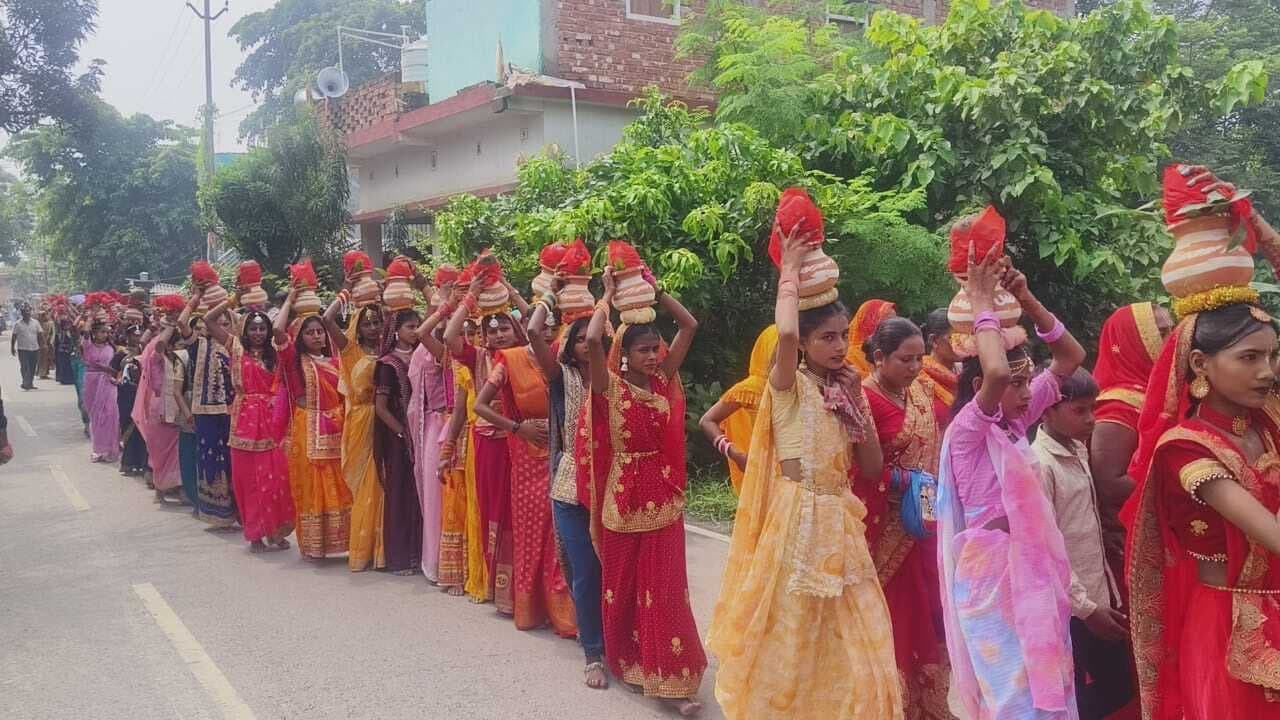 Samastipur News:रथ व कलश यात्रा के साथ शुरू हुआ भागवत कथा