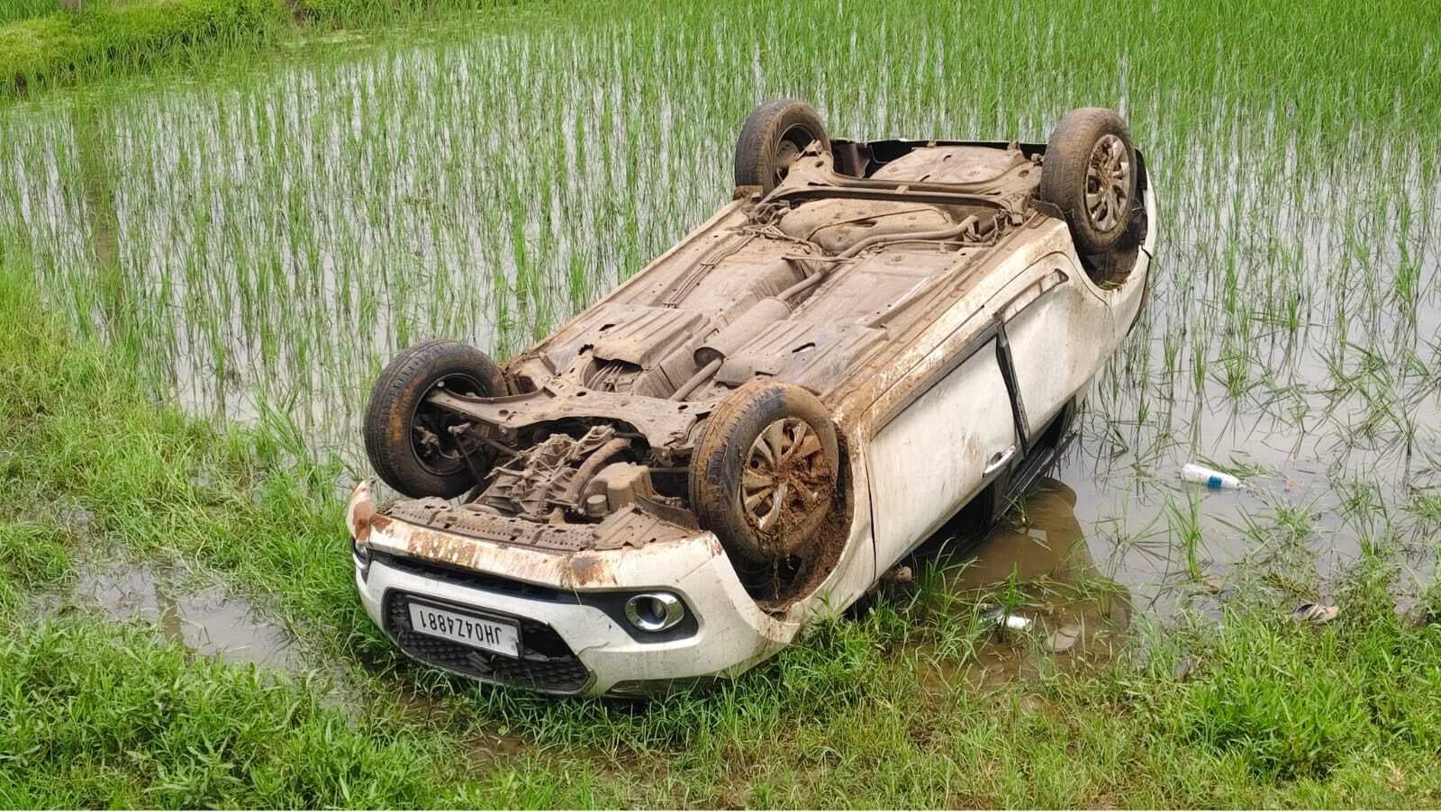 अनियंत्रित होकर खेत में पलटी कार, बाल-बाल बचे सवारी