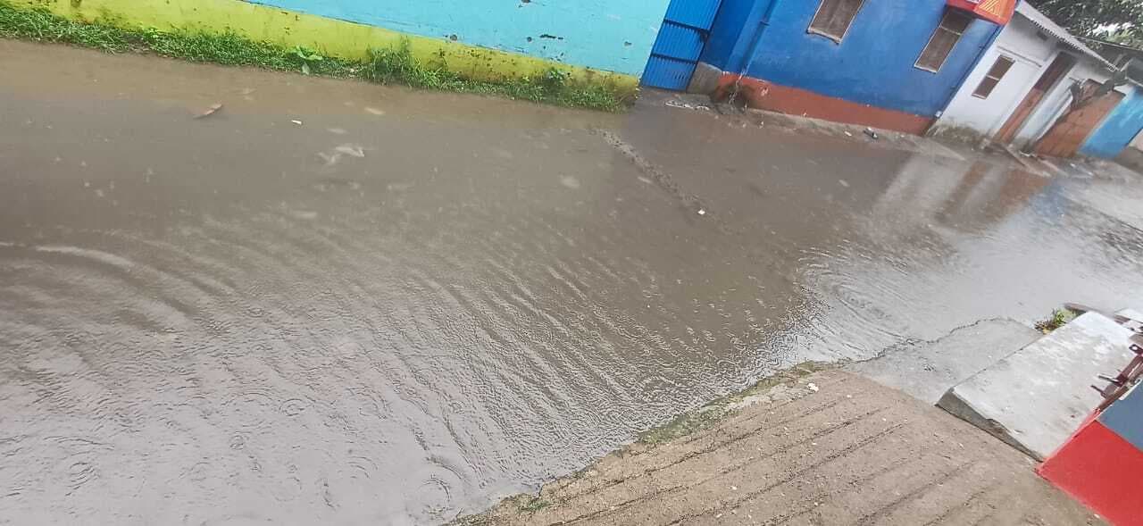 निकासी के अभाव में सिरसा चौक मुख्य सड़क पर जलजमाव