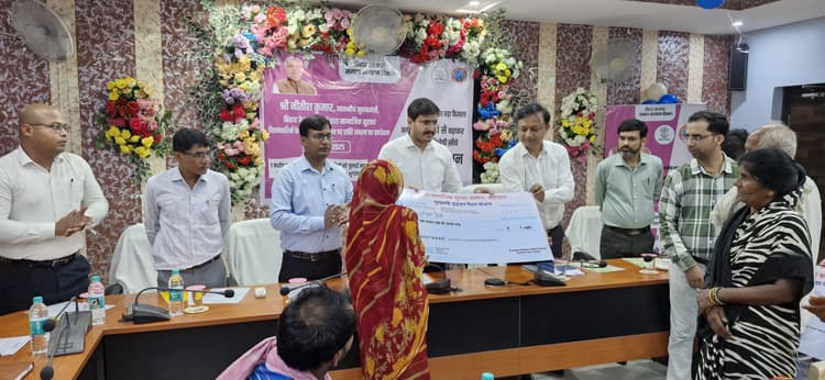 मुख्यमंत्री ने 3.4 लाख पेंशनधारियों के खाते में भेजे 33.90 करोड़ रुपये