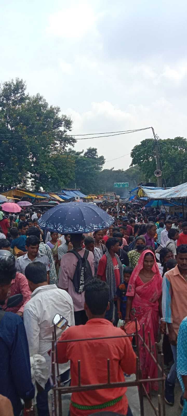 आम्रेश्वर धाम में उमड़े भक्त