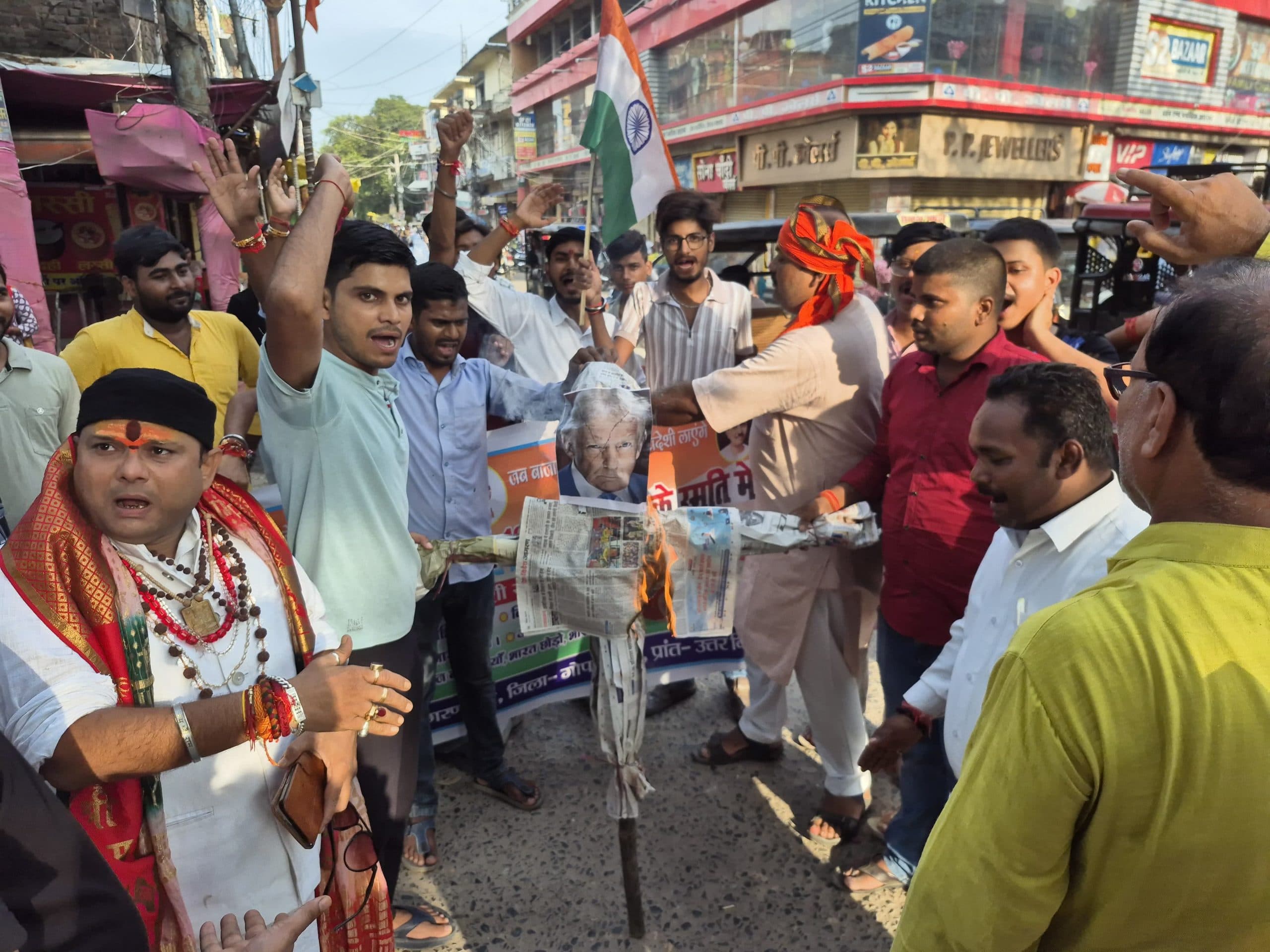 टैरिफ वृद्धि के विरोध में युवाओं ने फूंका अमेरिकी राष्ट्रपति का पुतला