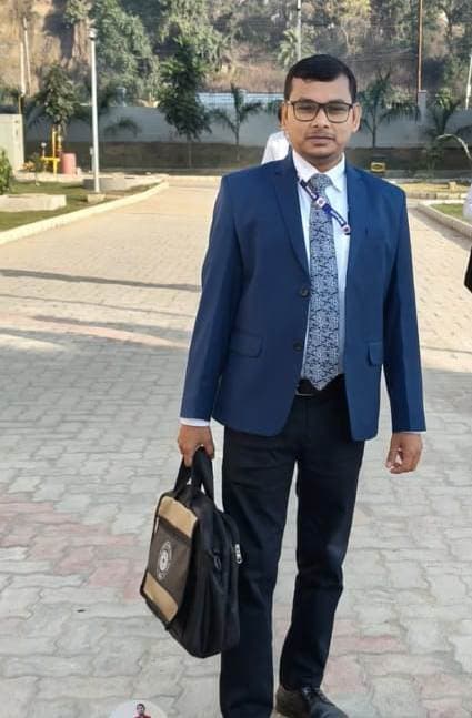 तेज रफ्तार बाइक ने पोल में मारी टक्कर, कार्यपालक सहायक की मौत, दूसरा जख्मी