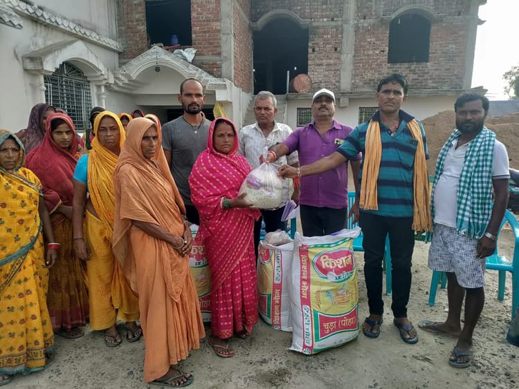 बाढ़ पीड़ितों के बीच सूखा राशन का वितरण