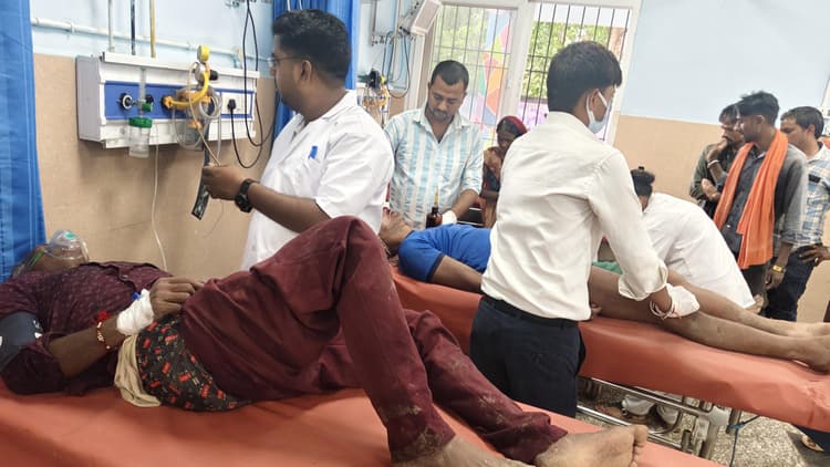 सड़क हादसे में बाइक सवार तीन दोस्त जख्मी