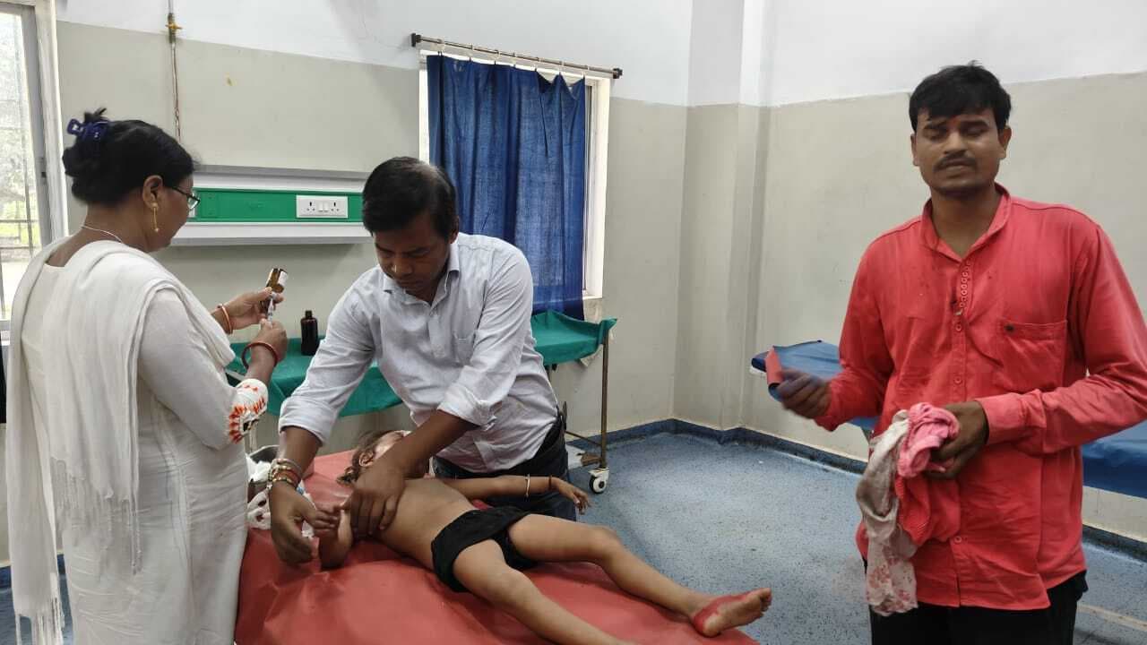 कार की चपेट में आने से बच्ची जख्मी