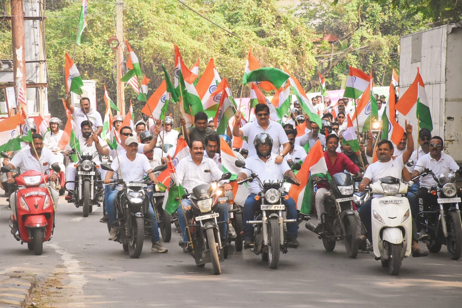 Dhanbad News : देशभक्ति गीतों के साथ शहर में निकली भव्य तिरंगा यात्रा