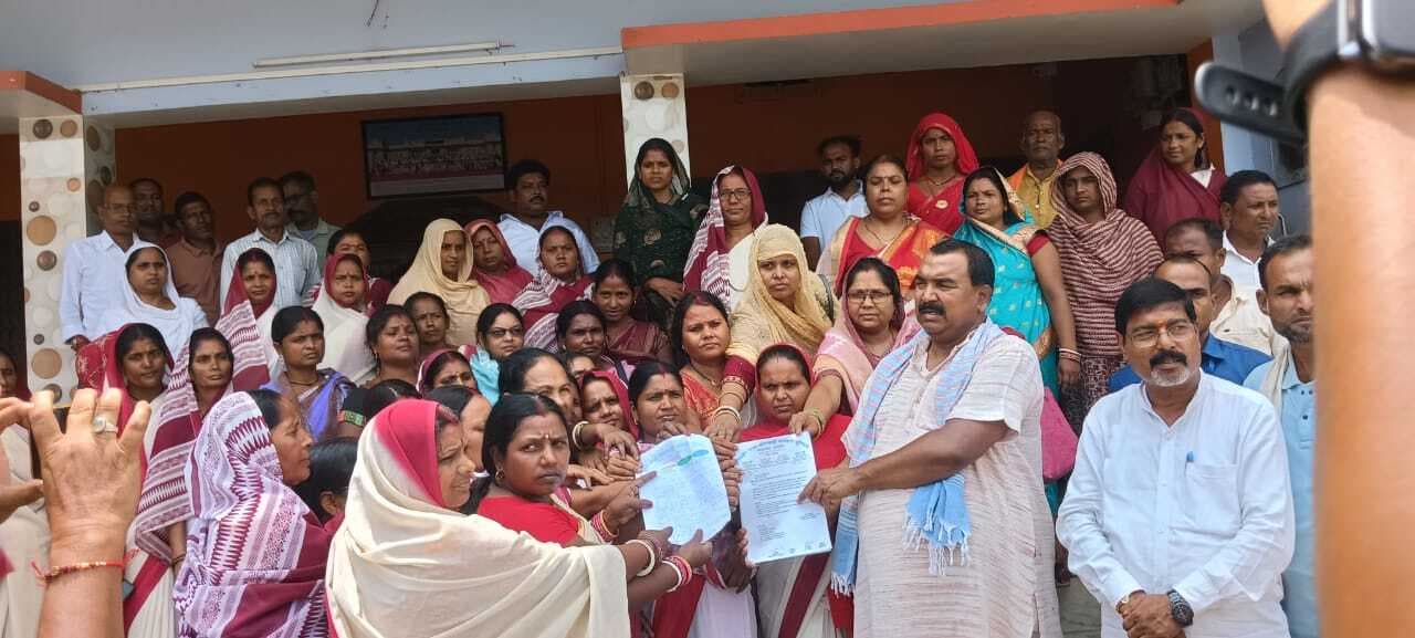 सेविकाओं ने मंत्री को सौंपा मांगपत्र
