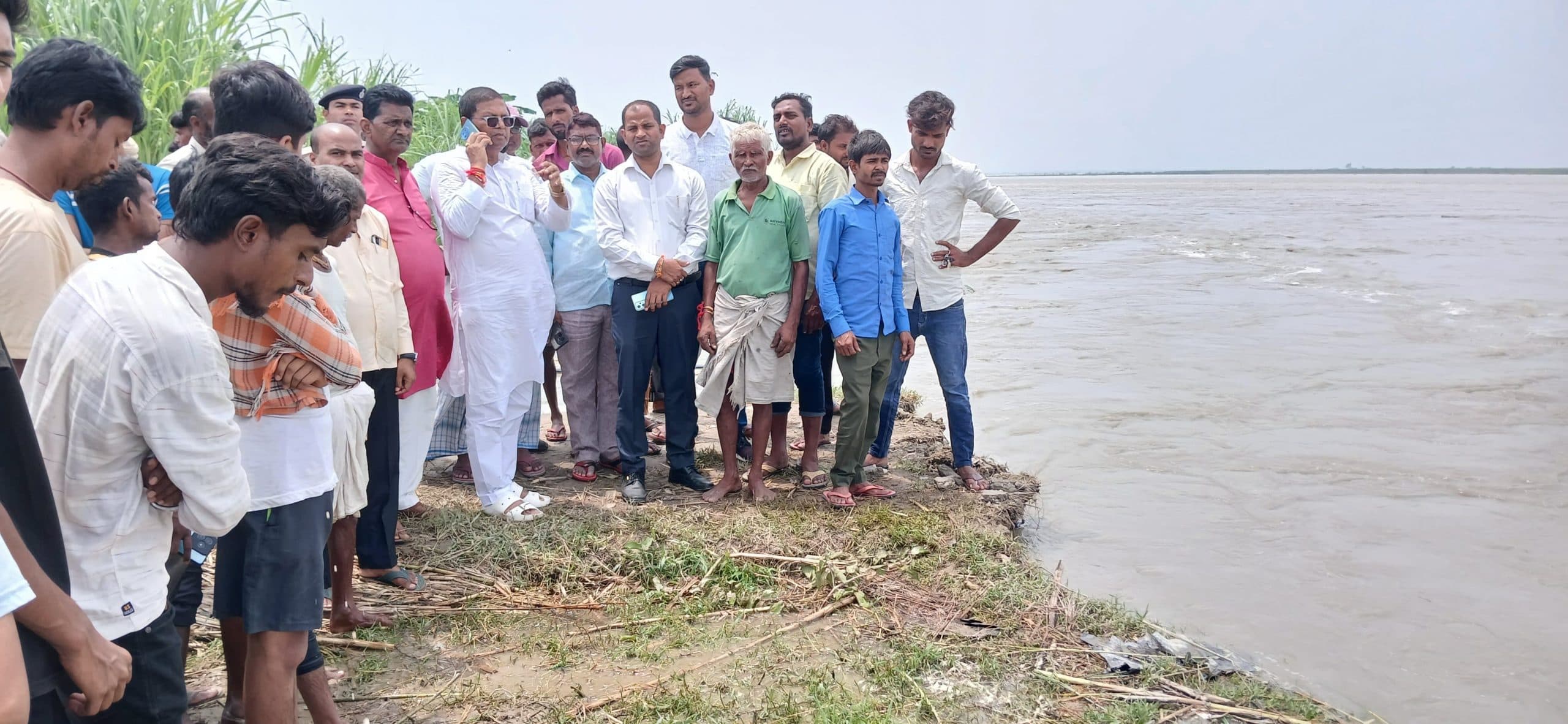 कोसी का कहर: दुबियाही पंचायत में अब तक 150 से अधिक घर नदी में समाए, विधायक ने किया दौरा