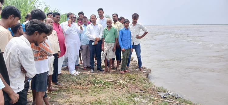 कोसी का कहर: दुबियाही पंचायत में अब तक 150 से अधिक घर नदी में समाए, विधायक ने किया दौरा