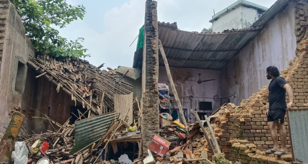 बारिश से तीन कच्चे मकान गिरे, लाखों का नुकसान