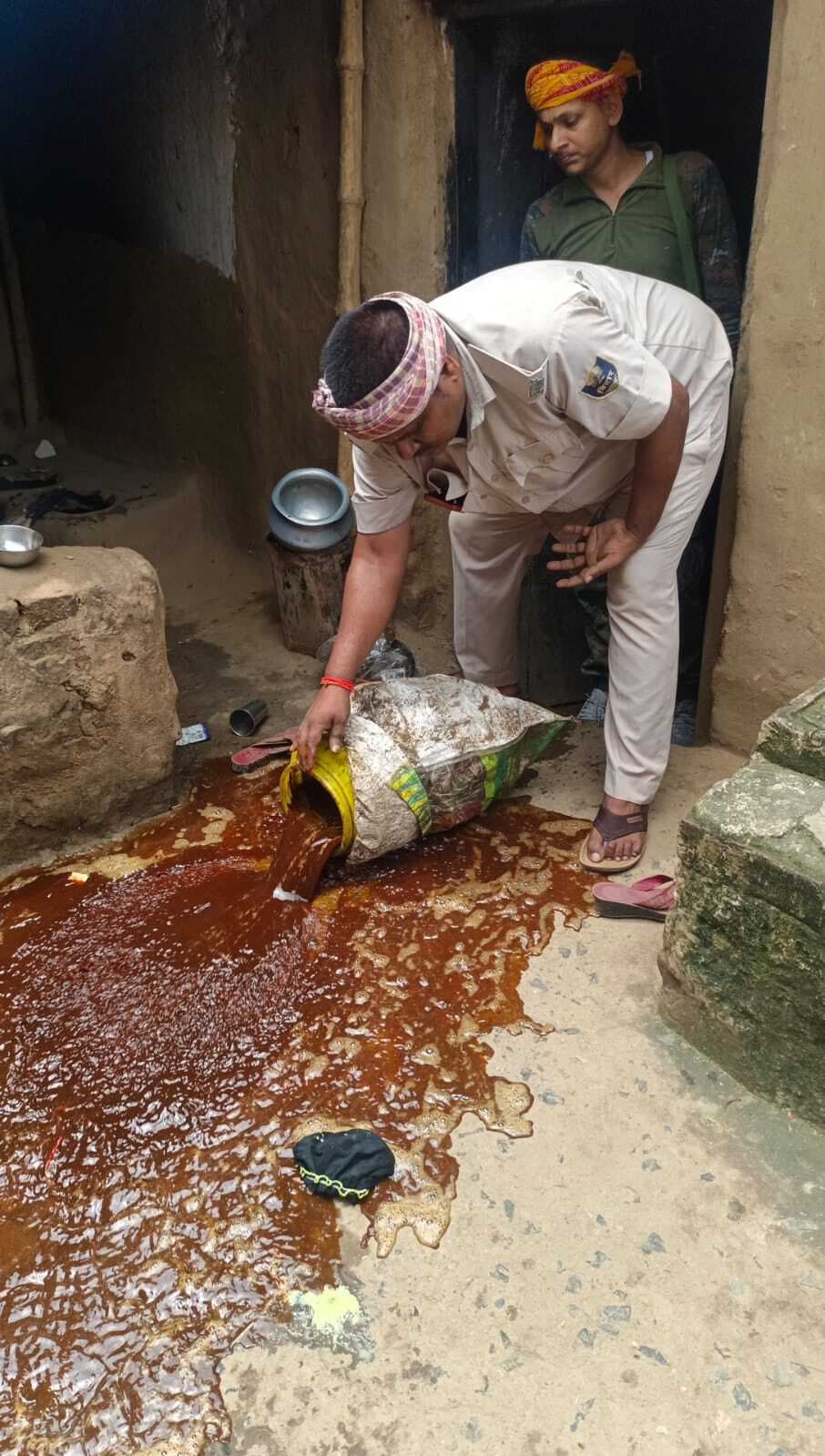 महुआ शराब बनाने को रखा गया 200 लीटर पास नष्ट