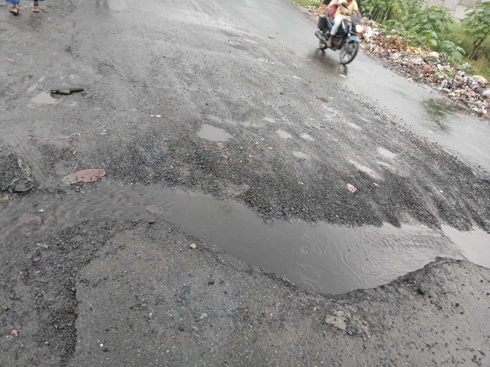 Dhanbad News: चिरकुंडा-मुगमा सड़क पर बन गये हैं जानलेवा गड्ढे, रोज गिर रहे बाइक सवार