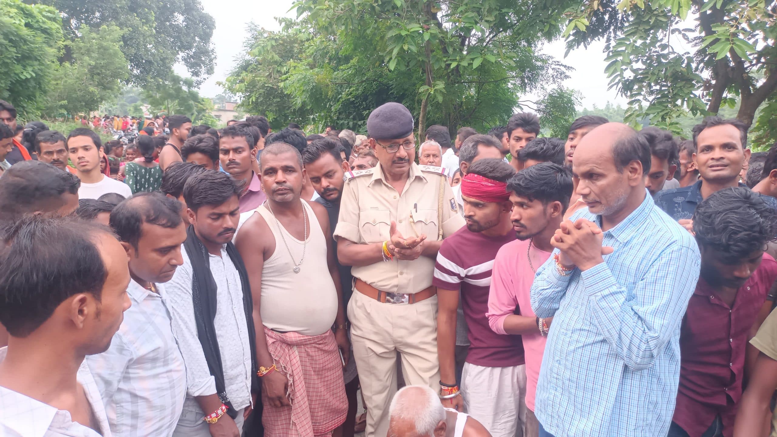 जयकृष्णपुर कटहा गांव में हाइवा की टक्कर से बाइक सवार महिला की मौत