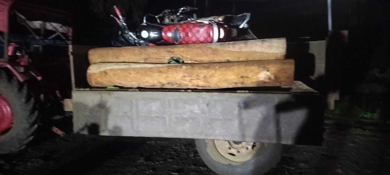 खजूरडंगाल जंगल से 10 बोटा सखुआ लकड़ी व तीन बाइक जब्त