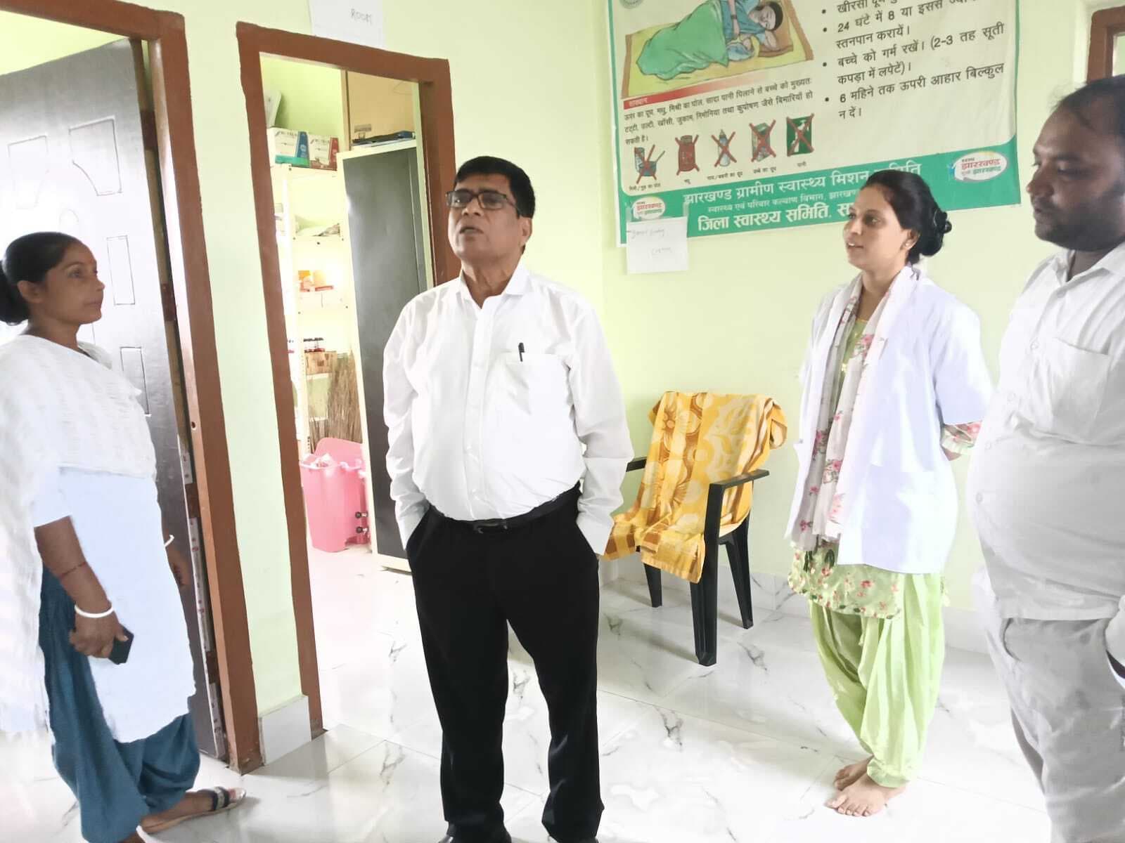 सीएस ने किया बोरियो व मंडरो प्रखंड के स्वास्थ्य संस्थानों का निरीक्षण
