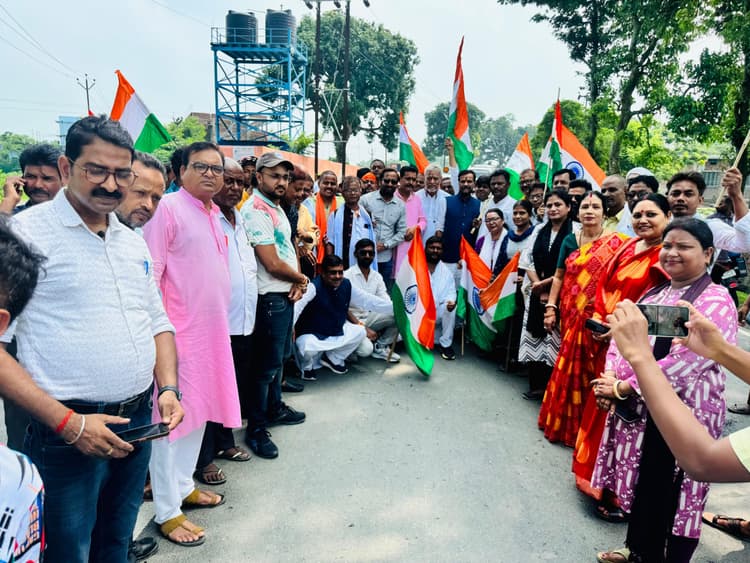 भाजयुमो ने गाछपाड़ा तक निकाली तिरंगा यात्रा
