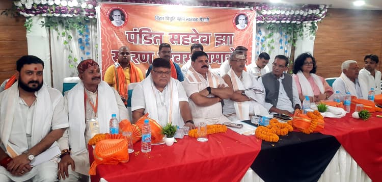 पार्क या सरकारी कार्यालय परिसर में स्थापित हो पं.सहदेव झा की मूर्ति : सतीशचंद्र दूबे