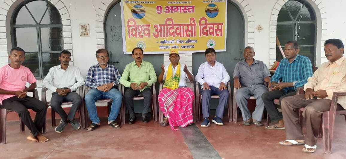 Jamshedpur news. करनडीह में विश्व आदिवासी दिवस को संकल्प दिवस के रूप में मनाया