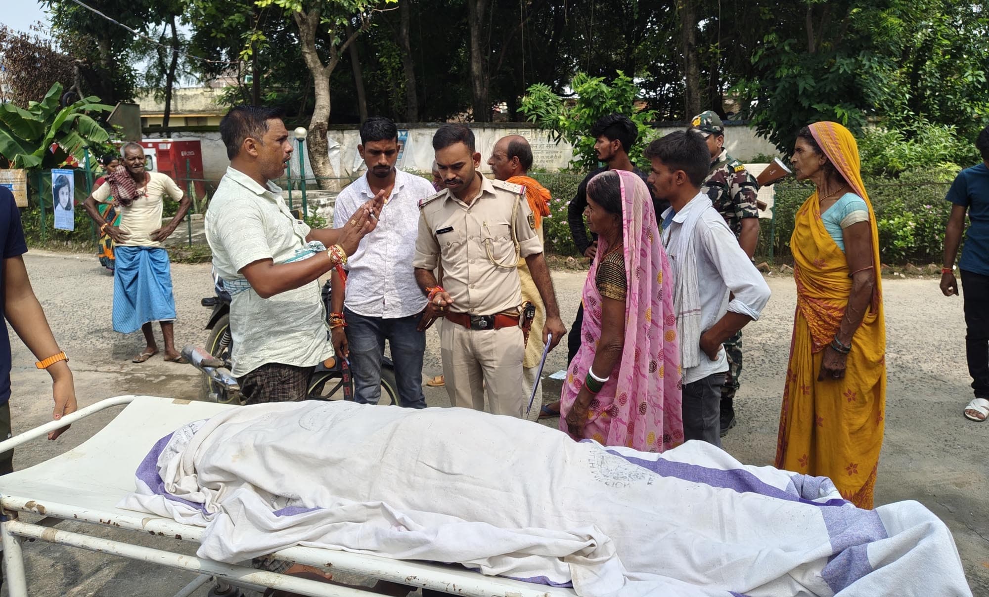 मवेशी से बचने में अनियंत्रित हुई बाइक ठोकर लगने से महिला की गयी जान