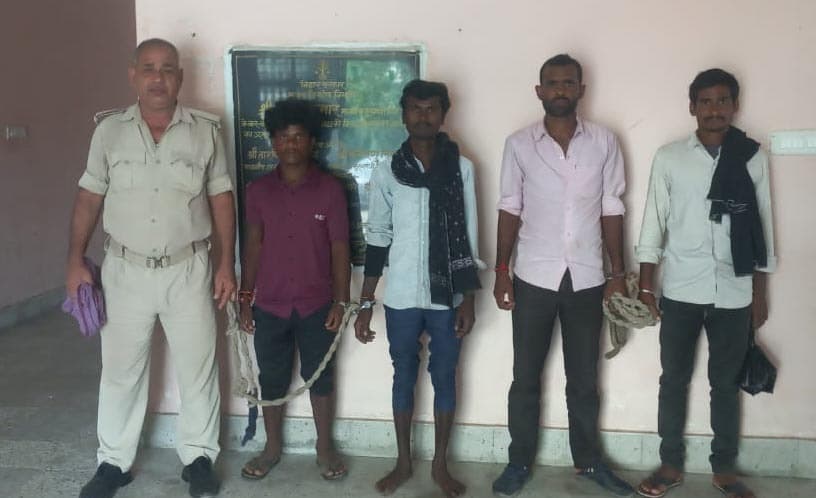 शराब पीने के आरोप में चार गिरफ्तार