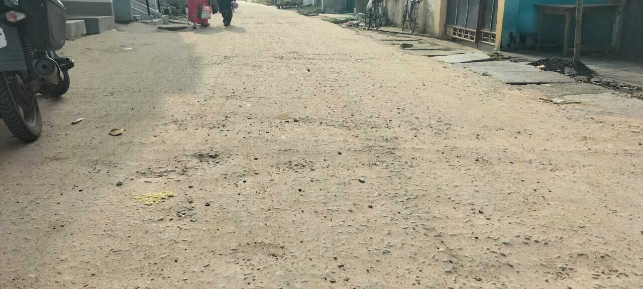 kaimur News : महज 15 दिनों में ही उखड़ने लगी शहर की वीआइपी कॉलोनी में बनी नयी सड़क