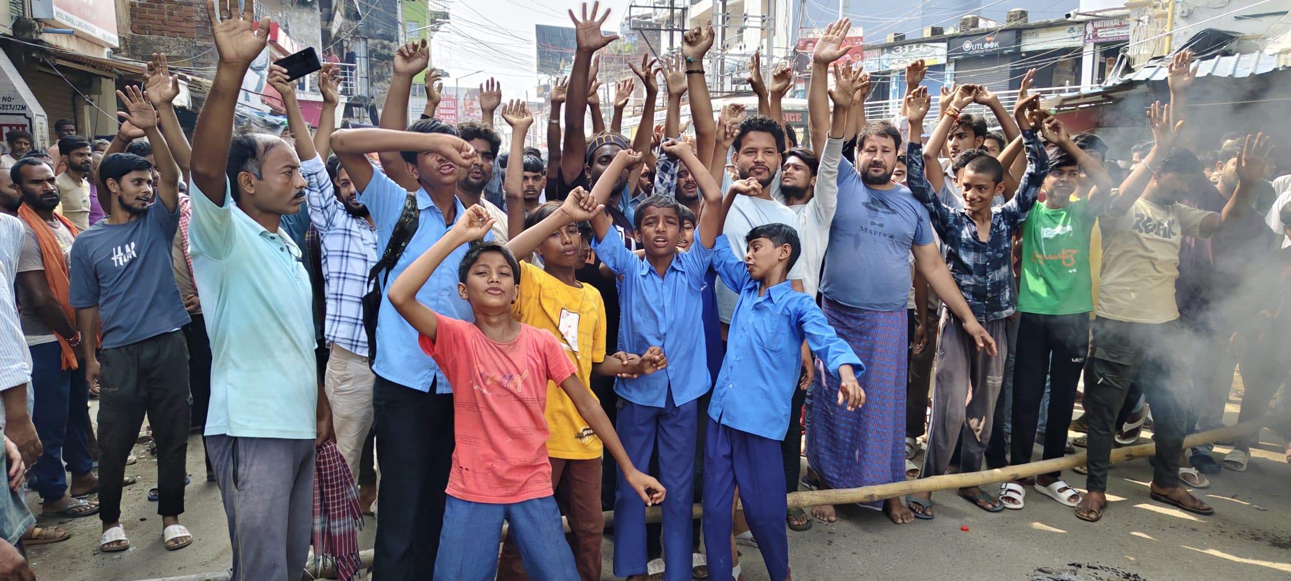 नाले में डूबे बच्चे का दूसरे दिन भी नहीं चला पता, लोगों ने की सड़क जाम