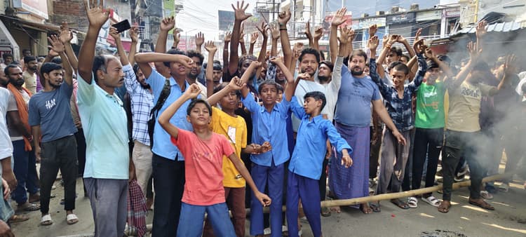 नाले में डूबे बच्चे का दूसरे दिन भी नहीं चला पता, लोगों ने की सड़क जाम