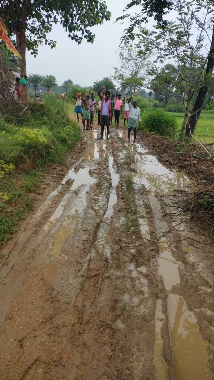 रोड नहीं तो वोट नहीं का नारा लगाते हुए डूमरहार गांव के ग्रामीणों ने किया विरोध प्रदर्शन