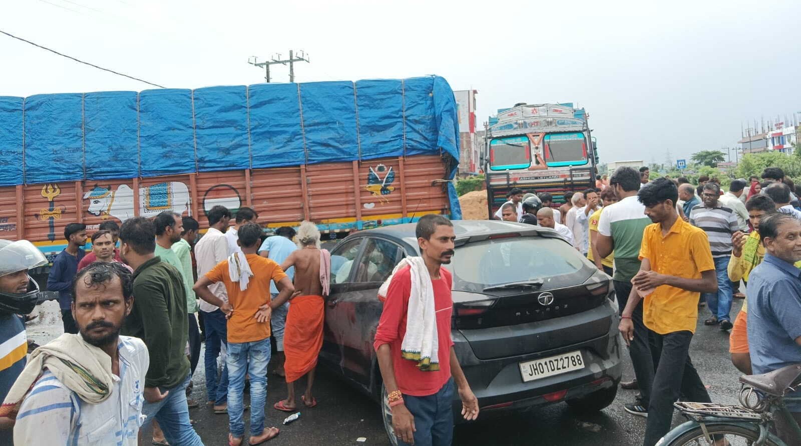 अहियापुर के मिठनपुरा फोरलेन पर आपस में टकराए तीन वाहन, कार क्षतिग्रस्त, चार जख्मी