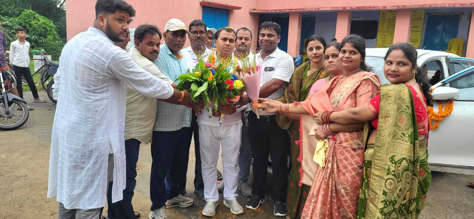 शिक्षक आनंदी यादव को नम आंखों से विद्यार्थियों ने दी विदाई