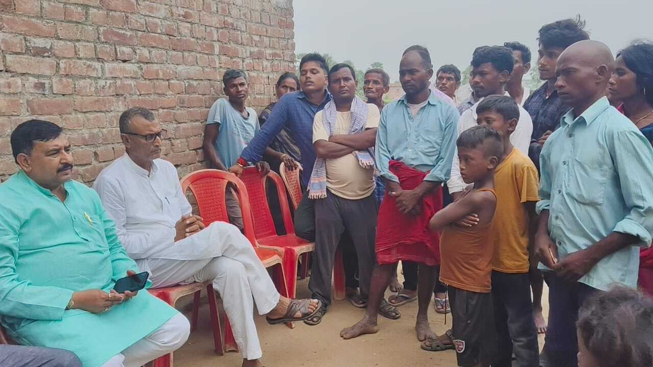 पीड़ित परिजनों से मिले विधायक, बंधाया ढाढ़स