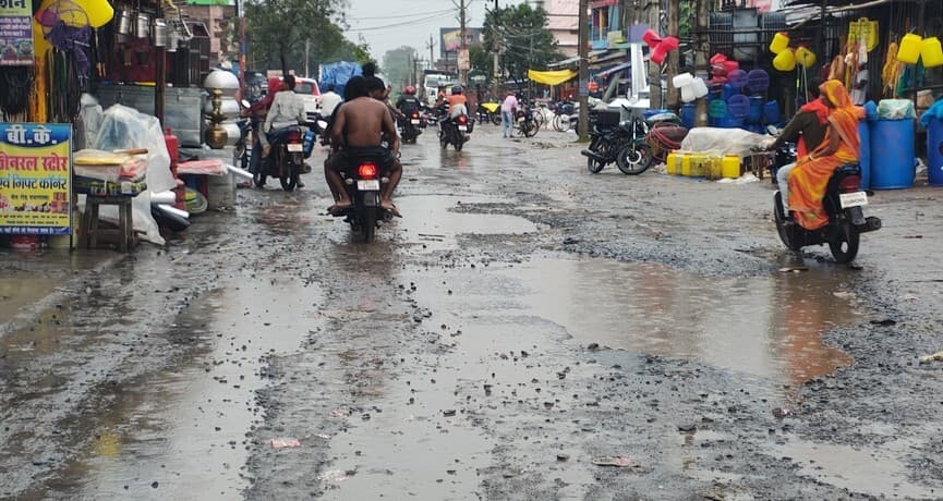 मुख्य मार्ग पर जानलेवा गड्ढा बना दुर्घटनाओं का कारण