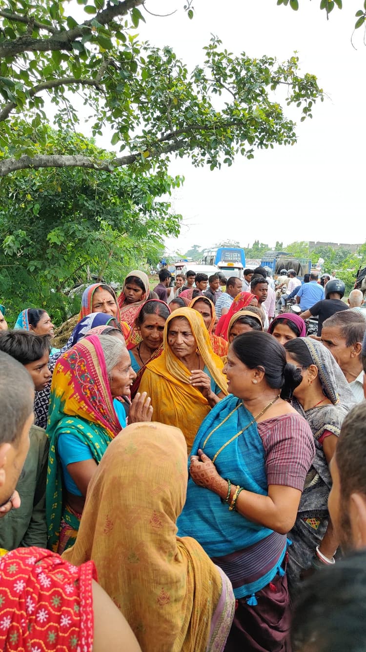 पूर्व विधायक ने किया बाढ़ग्रस्त इलाके का दौरा, राहत कार्यों में तेजी लाने का दिया निर्देश