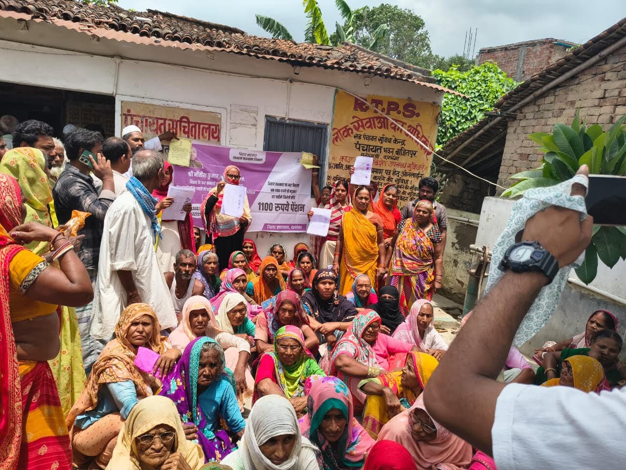 Darbhanga News: सुबह से ही पेंशनधारियों को केंद्र तक लाने में जुटी रहीं सेविका-सहायिकाएं