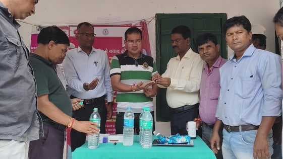 पथरगामा में एसडीओ ने खायी फाइलेरिया रोधी दवा, किया उद्घाटन