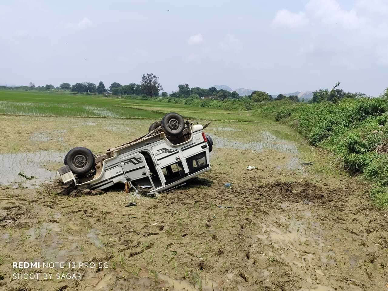 Giridih News :10 फीट खेत में गिरा चारपहिया वाहन, दो जख्मी, एक रेफर