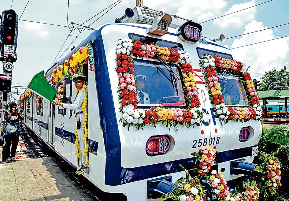 एसी लोकल ट्रेन को लेकर यात्रियों में दिखा भारी उत्साह