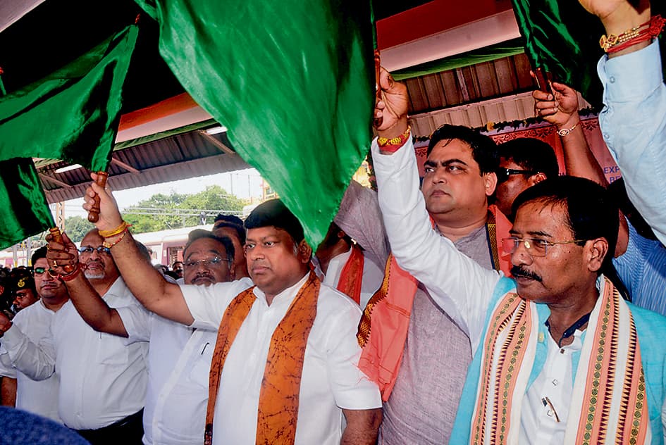 जमीन नहीं मिलने से बंगाल में रेलवे की 60 से ज्यादा परियोजनाएं अटकीं : सुकांत