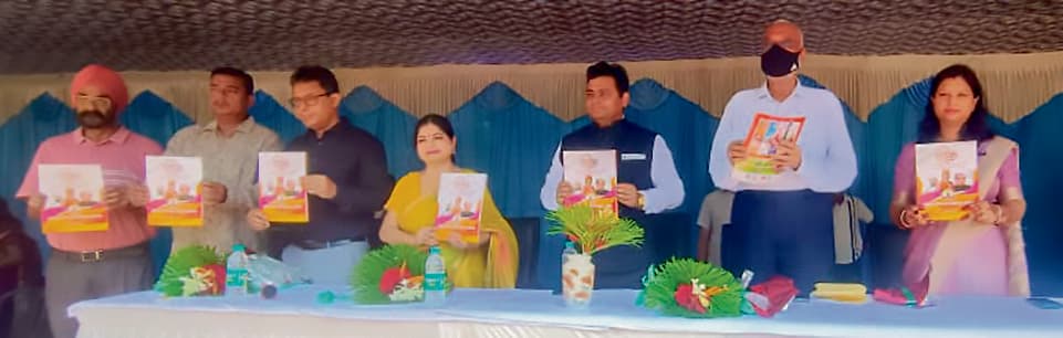 Chaibasa News : विद्यालय के शिक्षक और विद्यार्थी शिक्षण के प्रति समर्पित रहें : डीसी